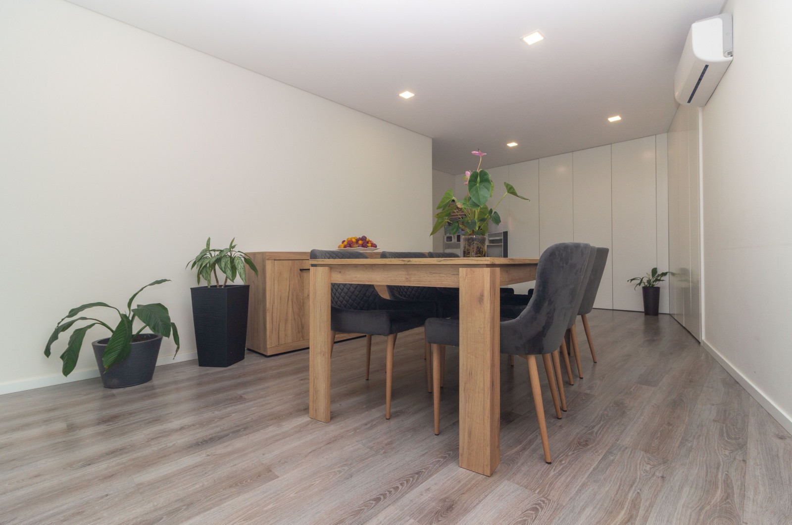 Moradia T3+1 com Espaços Comerciais e Terreno em Priscos – Ideal para Viver e Investir - Gomes da Silva - Imagem 4 Moradia em Priscos, Braga, Braga - Imagem 4