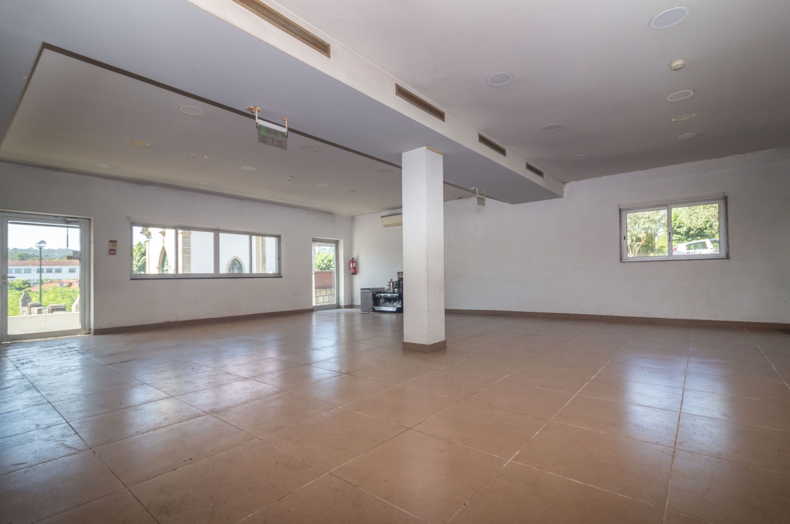 Moradia T3+1 com Espaços Comerciais e Terreno em Priscos – Ideal para Viver e Investir - Gomes da Silva - Imagem 34 Moradia em Priscos, Braga, Braga - Imagem 34