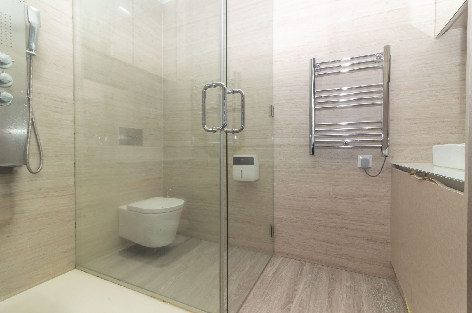 Moradia T3+1 com Espaços Comerciais e Terreno em Priscos – Ideal para Viver e Investir - Gomes da Silva - Imagem 18 Moradia em Priscos, Braga, Braga - Imagem 18