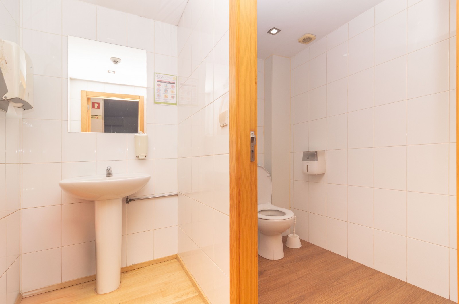 Moradia T3+1 com Espaços Comerciais e Terreno em Priscos – Ideal para Viver e Investir - Gomes da Silva - Imagem 46 Moradia em Priscos, Braga, Braga - Imagem 46